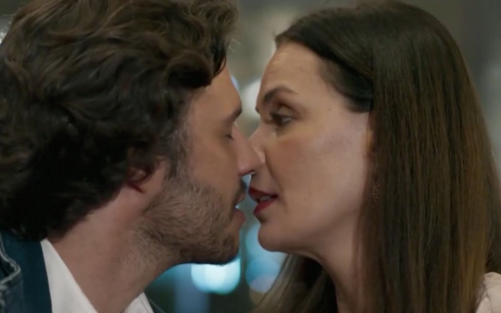 Os personagens Henrique (Nando Rodrigues) e Penélope (Carolina Ferraz) quase se beijam em cena da novela Haja Coração, da Globo