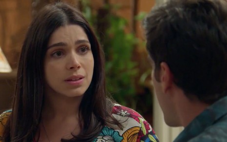 A personagem Shirlei (Sabrina Petraglia) olha triste para Felipe (Marcos Pitombo, de costas) em cena da novela Haja Coração, da Globo