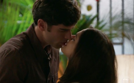 Cena da novela Haja Coração, da Globo, em que os personagens Felipe (Marcos Pitombo, à esq.) e Shirlei (Sabrina Petraglia) se beijam