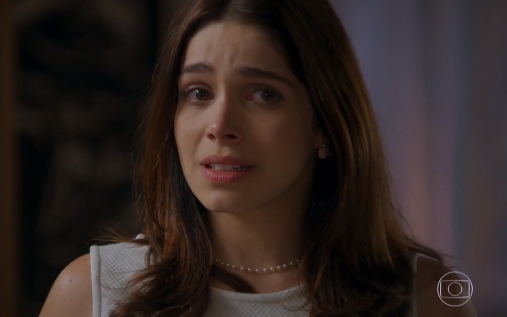A atriz Sabrina Petraglia, com expressão de tristeza, em cena como Shirlei em Haja Coração
