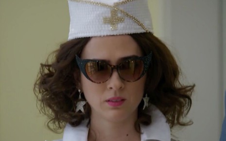 A personagem Fedora (Tatá Werneck) usa disfarce de enfermeira sexy em cena da novela Haja Coração, da Globo