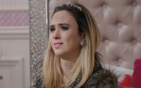 A personagem Fedora (Tatá Werneck) chora em cena da novela Haja Coração, da Globo