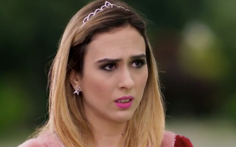 A personagem Fedora (Tatá Werneck) olha com cara de dó em cena da novela Haja Coração, da Globo