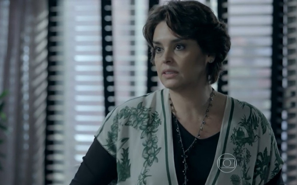 Suzy Rêgo grava de camisa estampada, colar e expressão séria como Beatriz de Império, da Globo