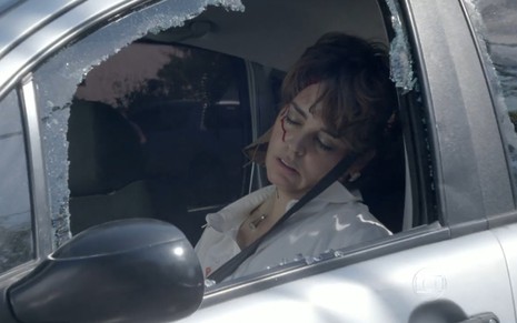 Suzy Rêgo grava em carro destruído, com sangue no rosto e desacordada como Beatriz de Imperio