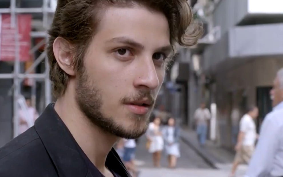 Chay Suede grava de terno como José Alfredo, seu primeiro personagem na TV Globo