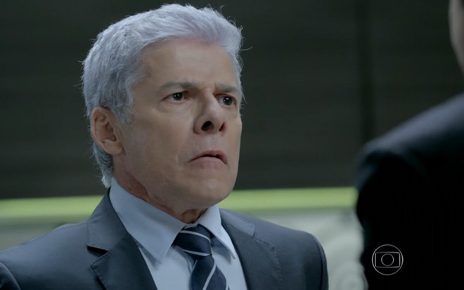 José Mayer grava com terno cinza e expressão de fúria como Cláudio, seu personagem na novela Império