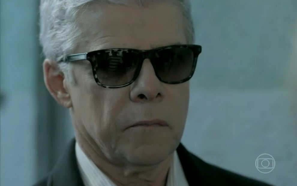 José Mayer grava de cabelos brancos, óculos escuros e expressão brava como Cláudio de Império, da Globo