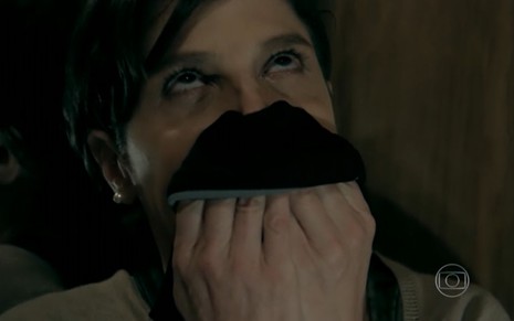 Drica Moraes grava segurando uma cueca preta próxima ao seu nariz com os olhos revirados de prazer como Cora da novela Império