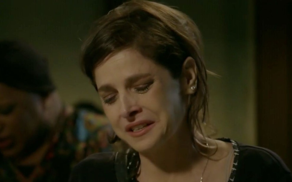 Drica Moraes em cena de Império: caracterizada como Cora, personagem olha para baixo e chora