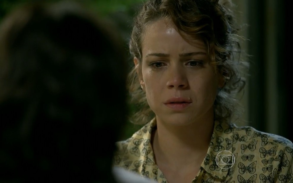 Leandra Leal grava com cabelo preso, chorando e chocada de frente para Drica Moraes, que não aparece na foto