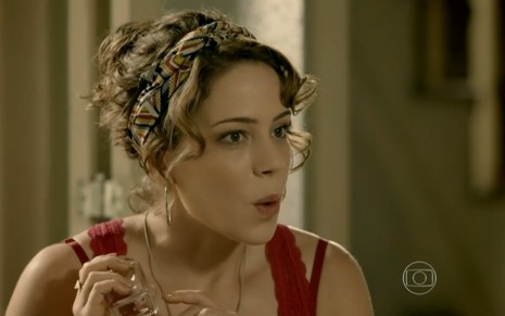 Leandra Leal grava com cabelo preso por um lenço estampado, regata vermelha e cara de surpresa como Cristina de Império, novela das nove da Globo