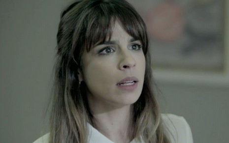Maria Ribeiro em cena de Império: caracterizada como Danielle, atriz olha surpresa para alguém fora do quadro