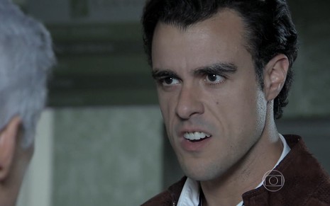 Joaquim Lopes grava com expressão de raiva, jaqueta marrom e camisa branca como Enrico de Império