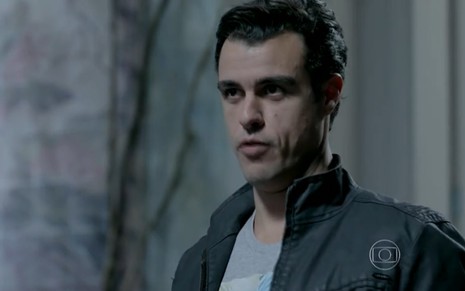 Joaquim Lopes grava de camiseta cinza, jaqueta preta e postura questionadora como Enrico de Império