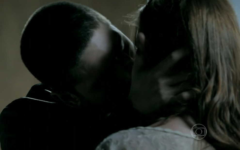 Daniel Rocha grava segurando o rosto de Marina Ruy Barbosa e a beijando como João Lucas e Maria Isis