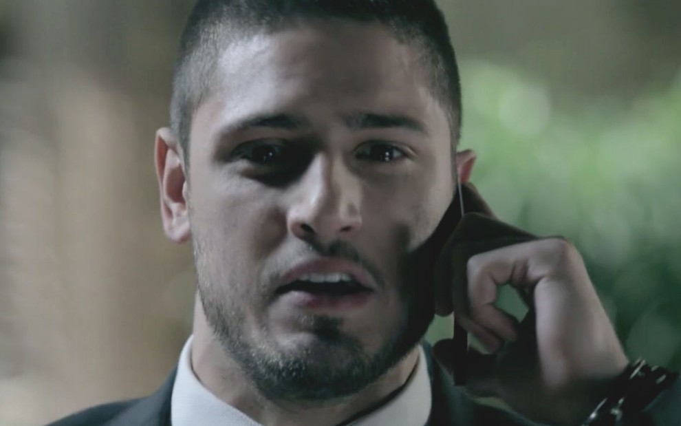 Daniel Rocha em cena de Império: ator está caracterizado como João Lucas e atende celular