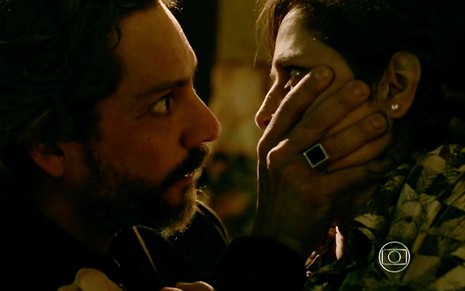 O ator Alexandre Nero tapa a boca de Drica Moraes em gravação de cena de Império, novela na qual ele faz José Alfredo