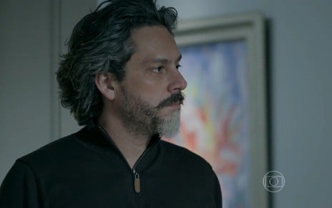 Alexandre Nero grava vestido de preto e com cara séria ao flagrar a amante com a família em Império