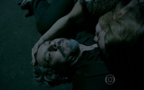Alexandre Nero grava deitado de olhos abertos com Leandra Leal em cima dele, lamentando a morte do personagem como José Alfredo e Cristina de Império