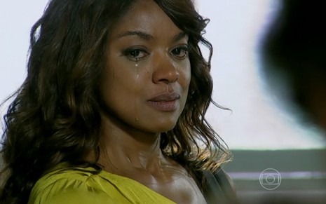 Cris Vianna grava de blusa amarela e lágrimas escorrendo dos olhos como Juliane de Império, novela das nove da Globo