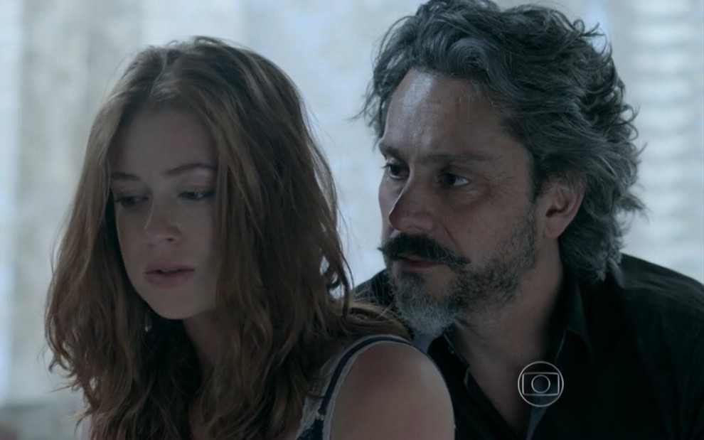 Marina Ruy Barbosa grava cena de Império com expressão de choro; ela usa camisola preta e está de costas para Alexandre Nero