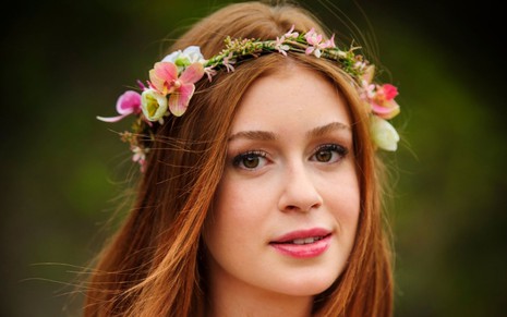 Marina Ruy Barbosa em foto de divulgação de Império: caracterizada como Maria Isis, atriz está em close com maquiagem e um adorno de flores na cabeça