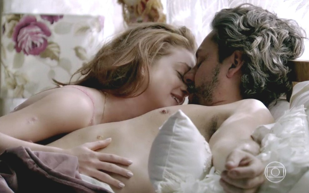Marina Ruy Barbosa e Alexandre Nero em cena de Império: caracterizados como Maria Isis e José Alfredo, atores estão na cama