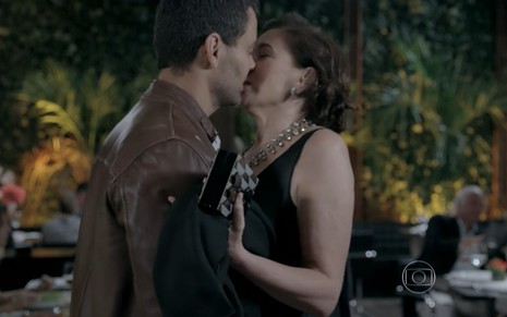 Carmo Dalla Vecchia grava beijando Lilia Cabral como Maurílio e Maria Marta de Império