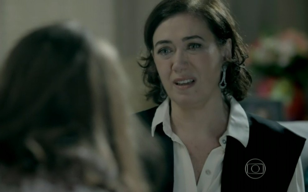 Lilia Cabral grava chorando e olhando para Marina Ruy Barbosa, de costas na cena de Império, novela das nove da Globo