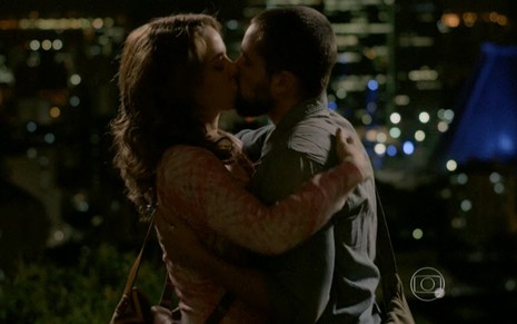 Leandra Leal e Rafael Cardoso gravam cena de beijo em viaduto com luzes da cidade iluminando a noite na novela Império
