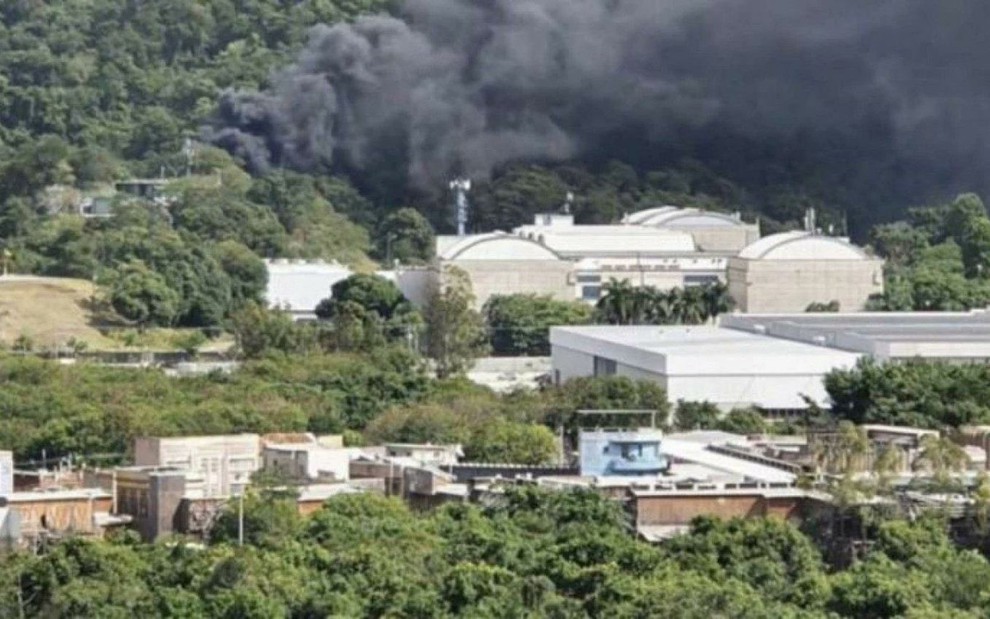 Estúdios da Globo, vistos de longe; é possível ver uma fumaça preta surgindo de um dos prédios na imagem