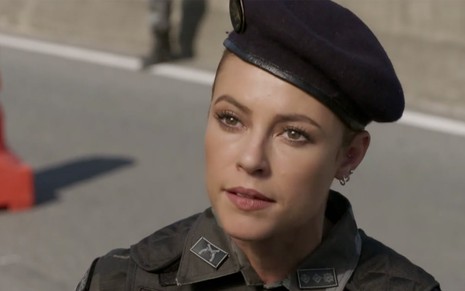 Paolla Oliveira caracterizada como Jeiza em A Força do Querer; personagem usa boina e uniforme policial