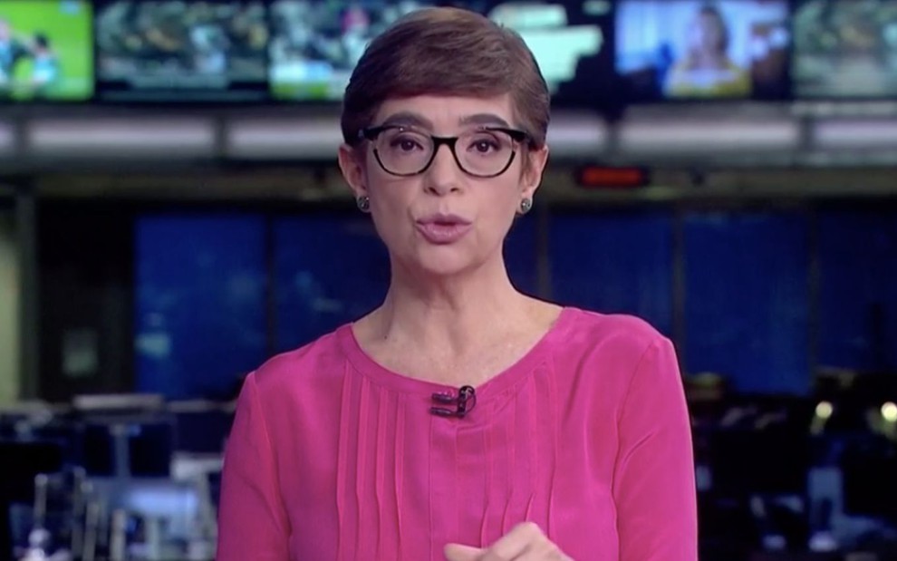 Renata Lo Prete de blusa rosa no Jornal da Globo