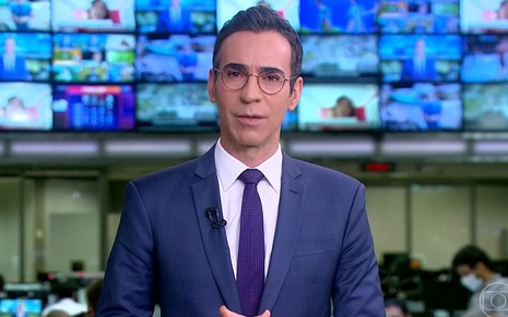 César Tralli no comando do Jornal Hoje, da Globo, com a Redação de São Paulo ao fundo