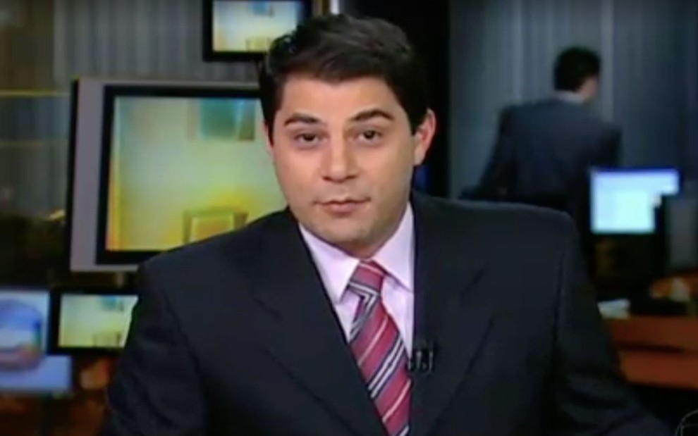 O apresentador e jornalista Evaristo Costa na bancada do Jornal Hoje em novembro de 2010, na Globo