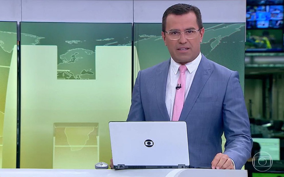 Rodrigo Bocardi à frente do Jornal Hoje deste sábado (27) de terno cinza e gravata rosa