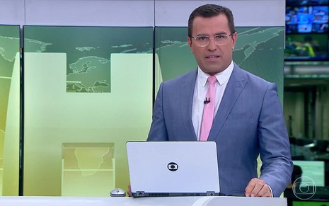 Rodrigo Bocardi à frente do Jornal Hoje deste sábado (27) de terno cinza e gravata rosa