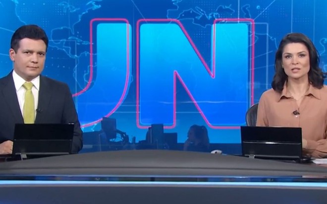 Os jornalistas Marcelo Magno, do Piauí, e Priscila Castro, do Pará, na bancada do Jornal Nacional
