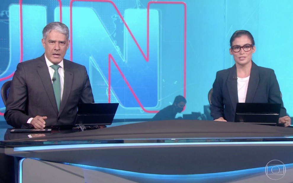 Os âncoras William Bonner (à esquerda) e Renata Vasconcellos (à direita) na bancada do Jornal Nacional, na noite de segunda (8), na Globo