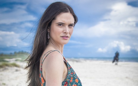 Juliana Paiva posa em praia durante gravação de Salve-se Quem Puder como a personagem Luna