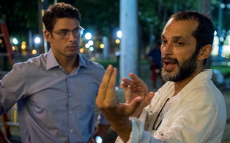O ator Cauã Reymond recebe orientação do diretor José Luiz Villamarim durante gravação da minissérie Justiça (2016)