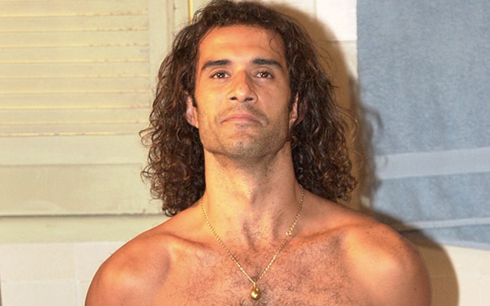 O ator Marcos Pasquim sem camisa e com os braços atados para trás como Esteban em Kubanacan