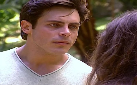 O ator Luigi Baricelli, com expressão de determinação, em cena como Fred e Camila em Laços de Família
