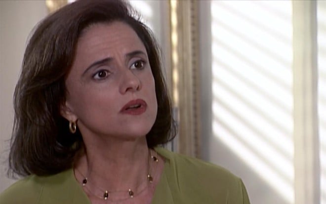 Marieta Severo caracterizada como Alma em Laços de Família: personagem olha com aflição para alguém fora do quadro