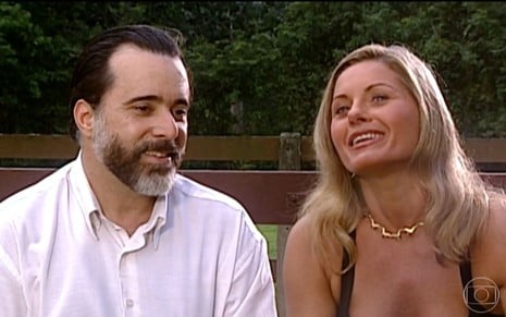 Miguel (Tony Ramos) e Helena (Vera Fischer) sorridentes em capítulo de Laços de Família, da Globo