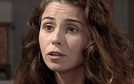 A personagem Capitu (Giovanna Antonelli) demonstra preocupação em cena de Laços de Família, da Globo