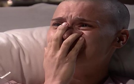 A atriz Carolina Dieckmann, chorando, em cena como Camila em Laços de Família