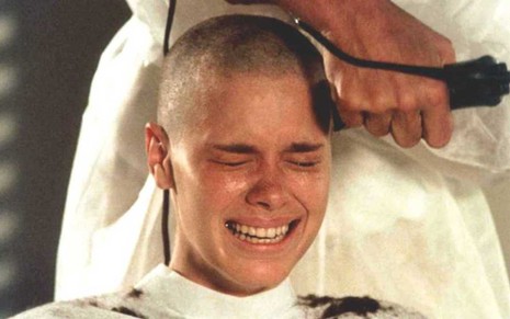 Camila (Carolina Dieckmann) na cena icônica em que raspa a cabeça durante tratamento de câncer em Laços de Família