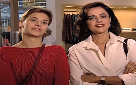 As atrizes Carolina Dieckmann e Marieta Severo, em cena de compras, como Camila e Alma, em Laços de Família